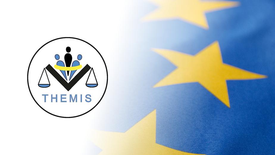 Gelbe Sterne auf einem blauen Untergrund. Links ist das THEMIS-Logo mit der symbolischen Darstellung einer Waage abgebildet. 
